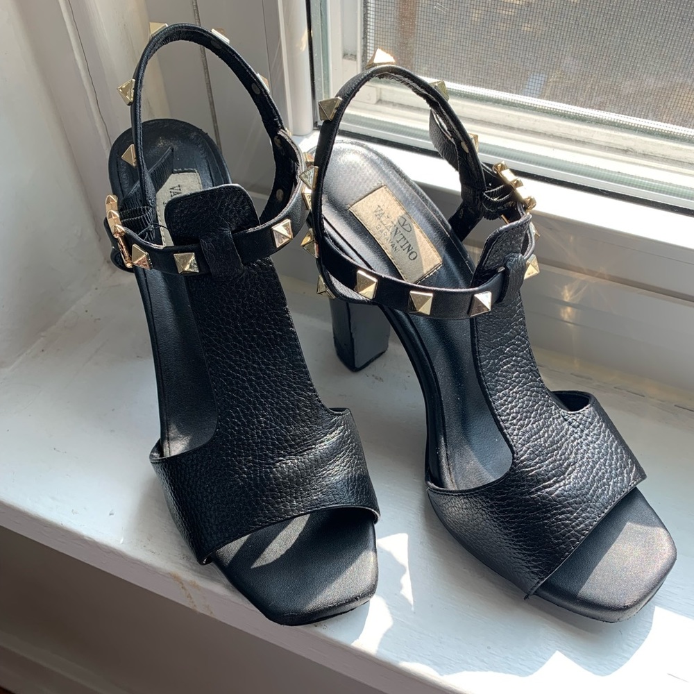 VALENTINO Rockstud Cutout T-Strap Sandals Shoes, 38